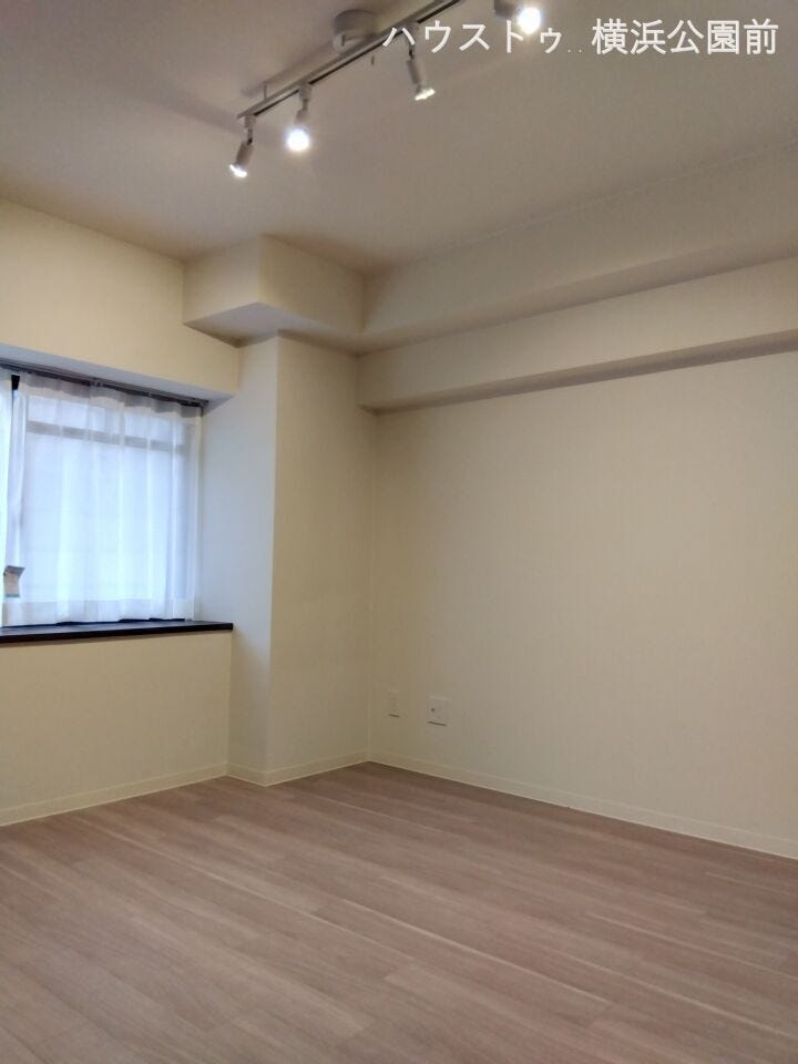 約7帖の洋室です。オシャレなシーリングライトがお部屋を照らします。