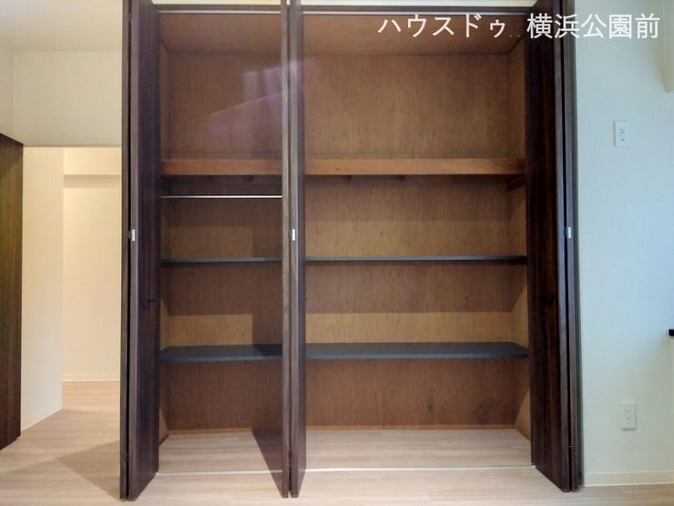 クローゼットは大容量。ハンガーラックも付いているので、アウターもかけて収納できます。