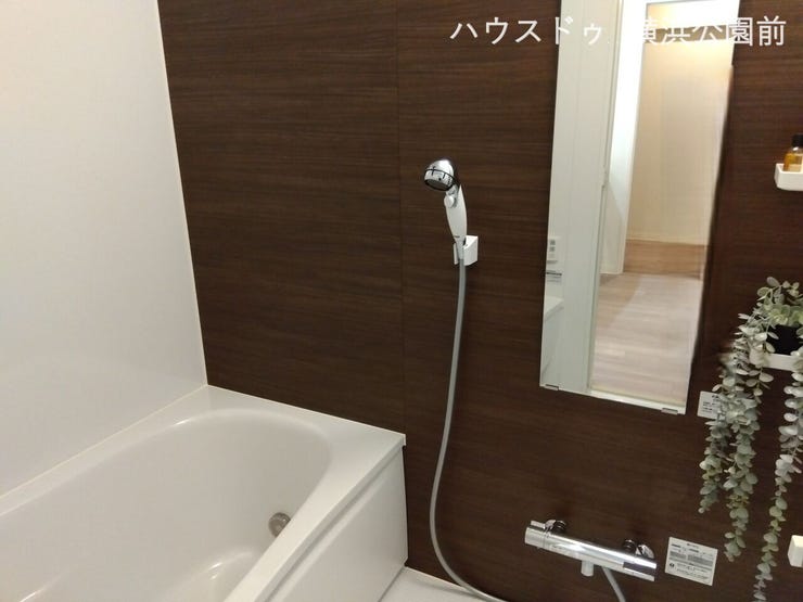 浴室には姿見が付いています。