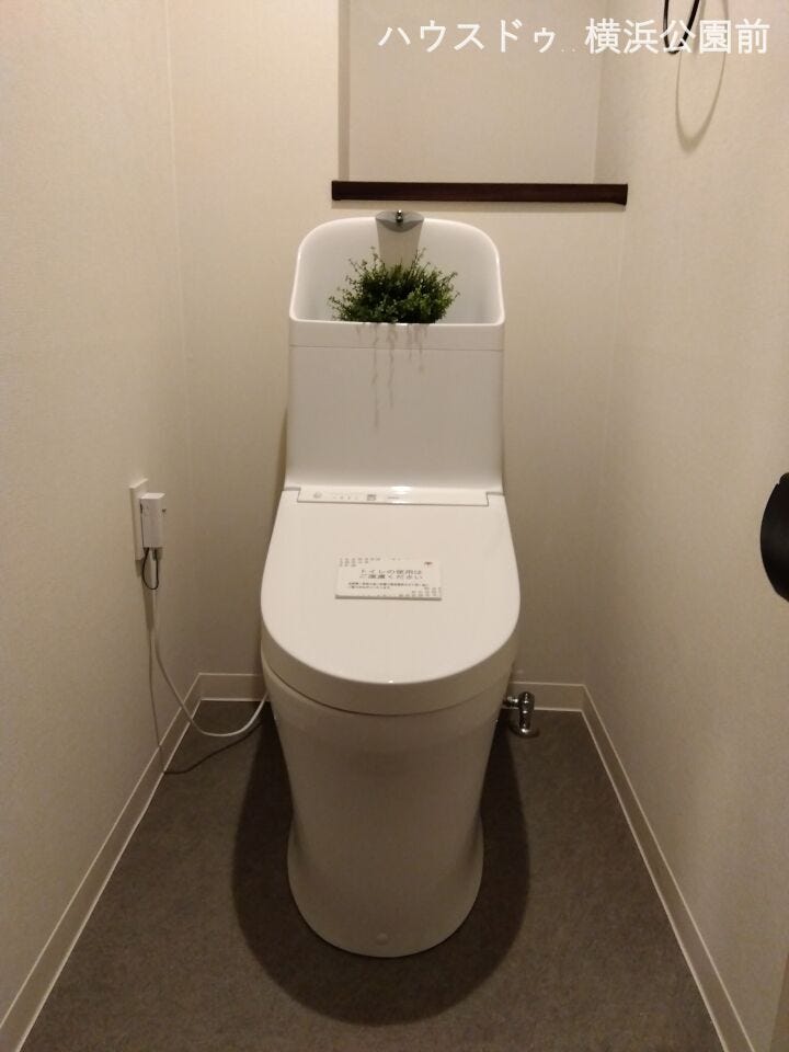 トイレは電子パネルで操作、ウォシュレットも完備です。