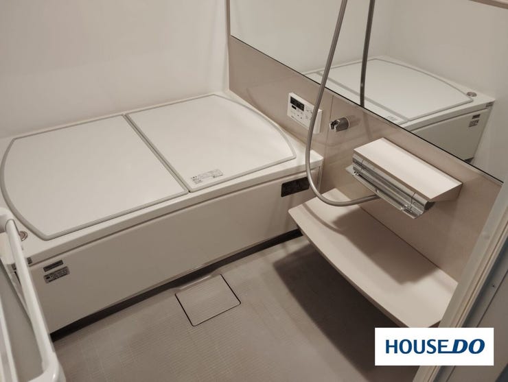 (家具消し加工済み写真)2017年に新設されたユニットバス。大きなワイドミラーと、シャンプー等の小物を置けるカウンターが設置され、使い勝手に優れています。