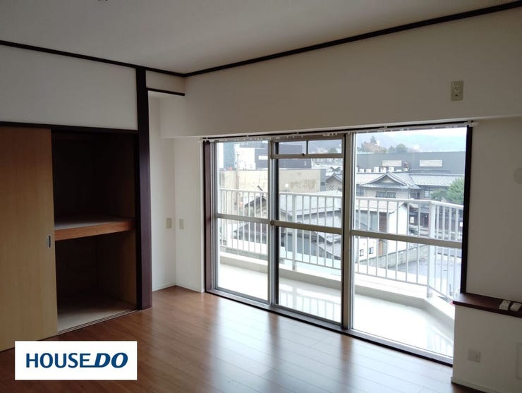 (家具消し加工済み写真)バルコニーに面しているので、採光もよく快適です。