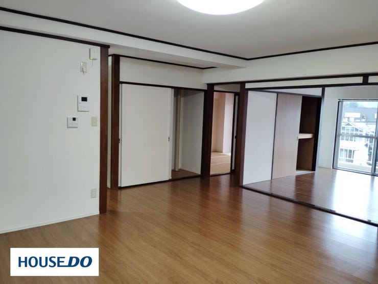 (家具消し加工済み写真)13.5帖のLDKは、ゆったり過ごせる空間。お客様を招く日は、洋室との間仕切りを開放すれば22.5帖の広い空間に。