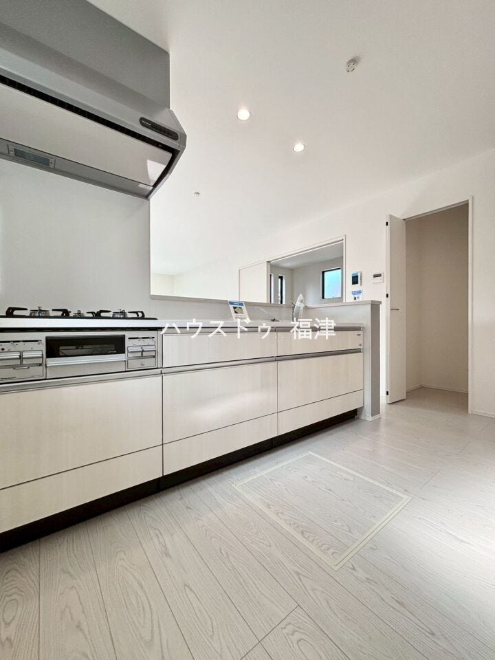 調理器具や調味料などがすっぽり収まり、
出し入れも簡単なスライド収納となっています。
《福津市光陽台6丁目 新築戸建》