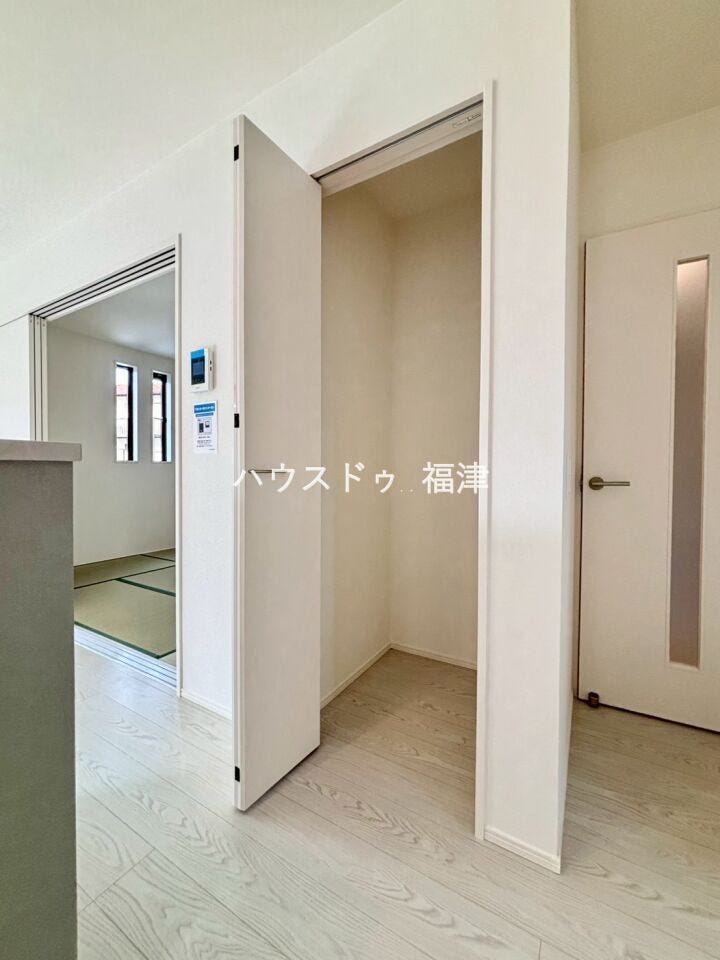 調理家電やお皿など、乱雑になりがちなキッチンを
すっきりまとめてくれるパントリー付き!
キッチンを広々と使うことができます。
《福津市光陽台6丁目 新築戸建》