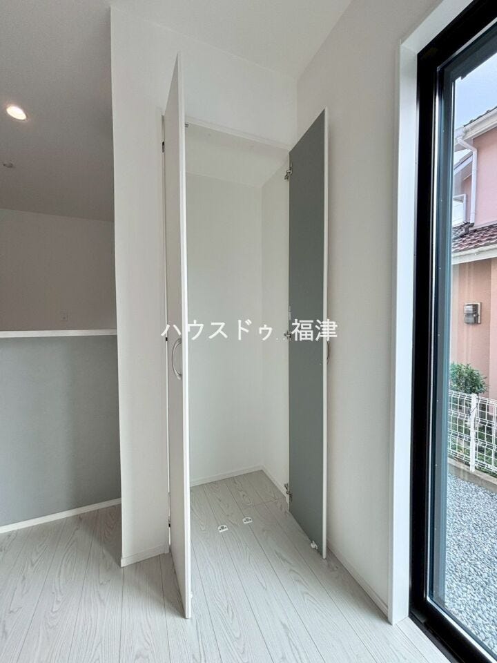 便利なリビング収納付き!
掃除機など収納しておくと便利です♪
《福津市光陽台6丁目 新築戸建》