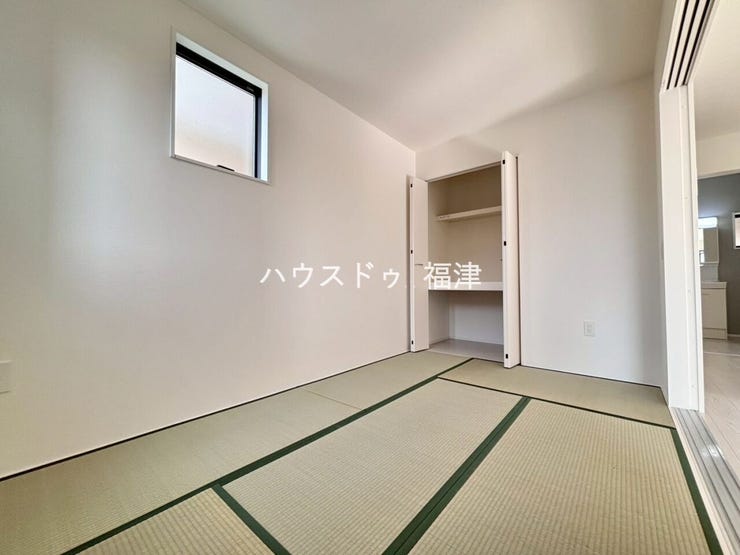 リビングから続く和室はゴロンと横になれて便利です。
客間として、洗濯物を畳むスペースとしても使用できます^^
《福津市光陽台6丁目 新築戸建》