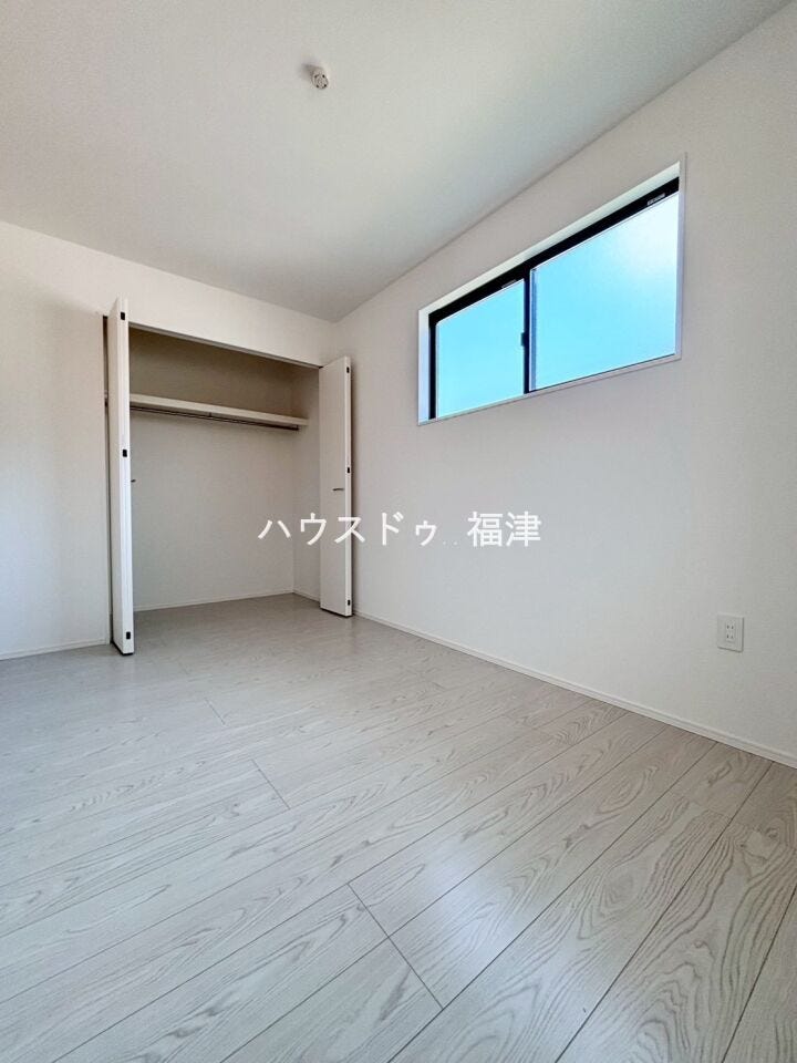 約5.0帖の洋室です♪
全居室収納付きでお部屋がきれいに保てます♪
《福津市光陽台6丁目 新築戸建》