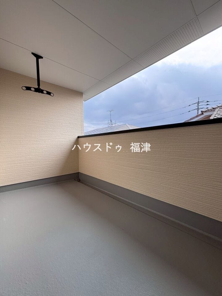 廊下からアクセスできる屋根付きのバルコニーです♪
洗濯物を干す以外にも、テーブルとチェアを置いてお酒を楽しんだり、読書を楽しんだりするスペースとして使うのもオススメです。