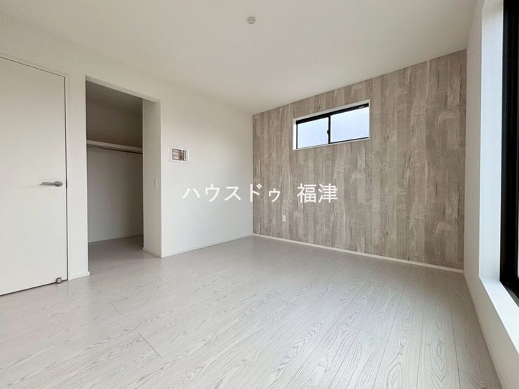 約7.0帖の洋室です♪
壁の一部だけアクセントクロスを採用し、
部屋全体の雰囲気を変えてくれます♪
《福津市光陽台6丁目 新築戸建》