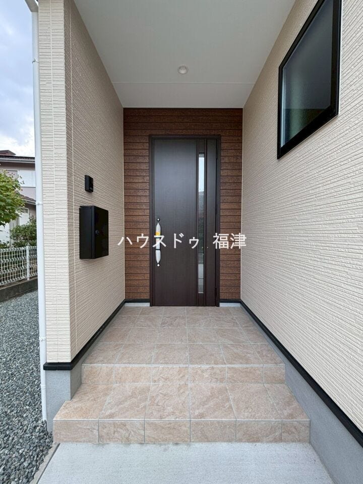 壁のある玄関ポーチです。雨風や日差しを遮り、
ベビーカーや自転車置き場、植物を飾る場所として使えます♪
《福津市光陽台6丁目 新築戸建》