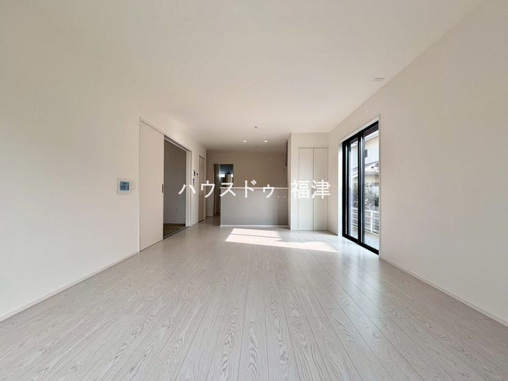 広々としたリビングは、ホワイトの内装。
落ち着いた雰囲気に包まれて、
ゆったりと家族団らんのひとときを過ごせます♪
《福津市光陽台6丁目 新築戸建》