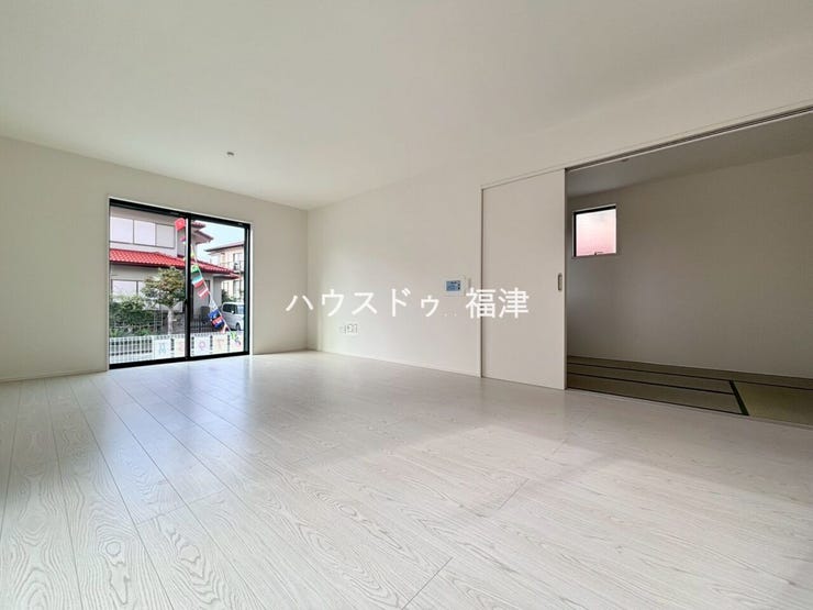 どの色ともマッチする真っ白なデザインの内観。
白の空間をあなたらしく彩りませんか♪
《福津市光陽台6丁目 新築戸建》