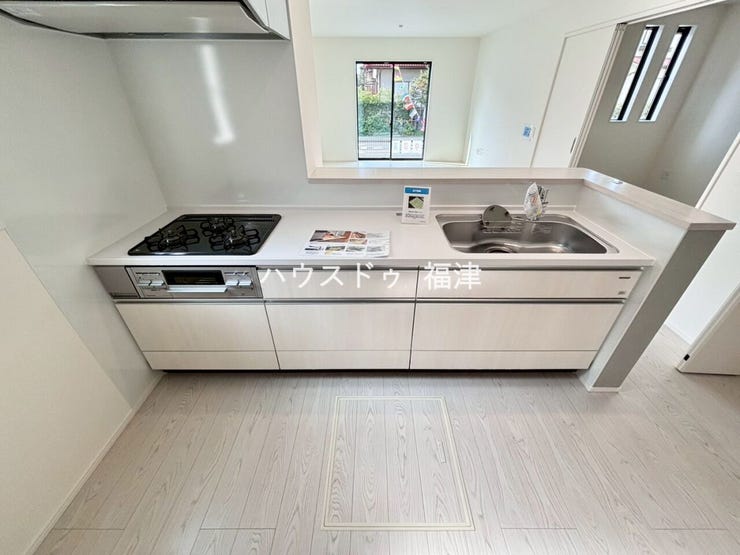 誰もが使いやすいデザインのキッチン♪
お料理をしている最中でも
リビングにいるご家族との会話を楽しめます。
《福津市光陽台6丁目 新築戸建》