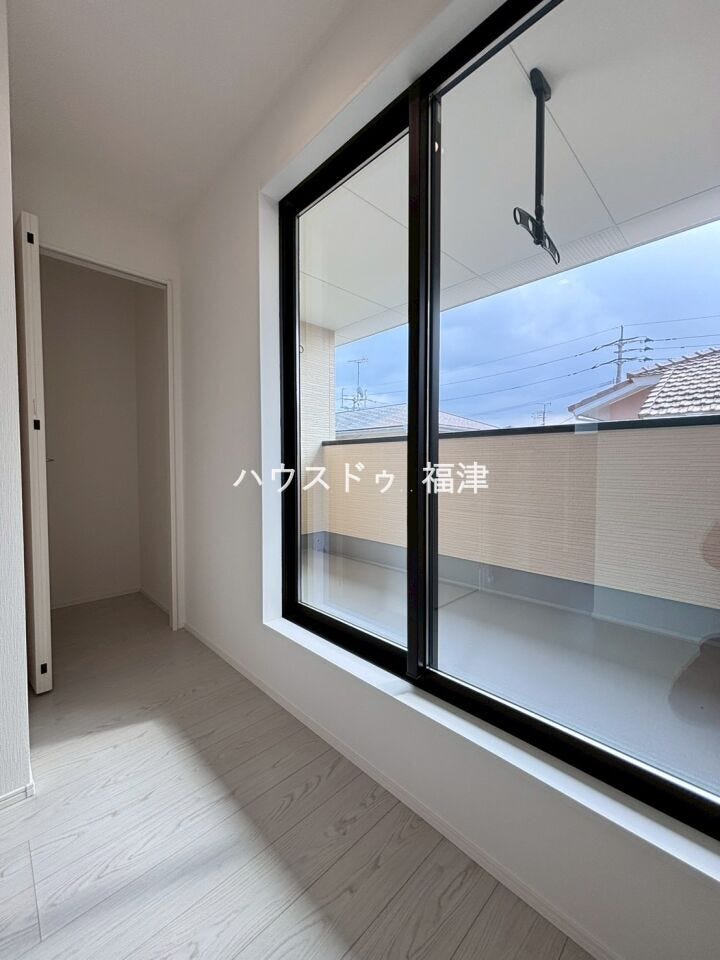 便利な廊下収納付き♪
収納が多いとリビングや居室の床面がいつでもスッキリするため、
普段の掃除機や雑巾がけも楽ちんです♪
《福津市光陽台6丁目 新築戸建》