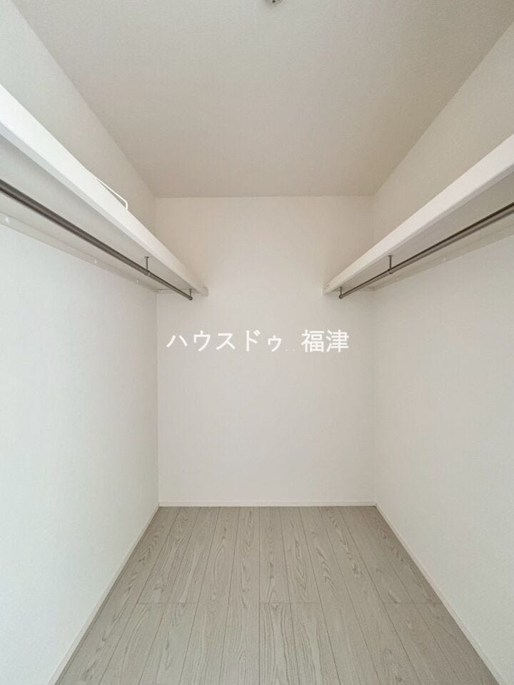 ウォークインクローゼットを完備。
お子様のアルバムや、趣味の道具・季節物の家電製品など、
お荷物が多い方でも安心のスペースです♪
《福津市光陽台6丁目 新築戸建》