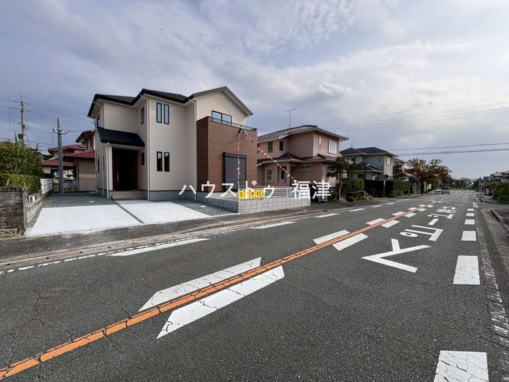 広々とした前面道路で駐車もラクラク♪
車通りも割と少ないので、自分のペースで出来ます^^
《福津市光陽台6丁目 新築戸建》