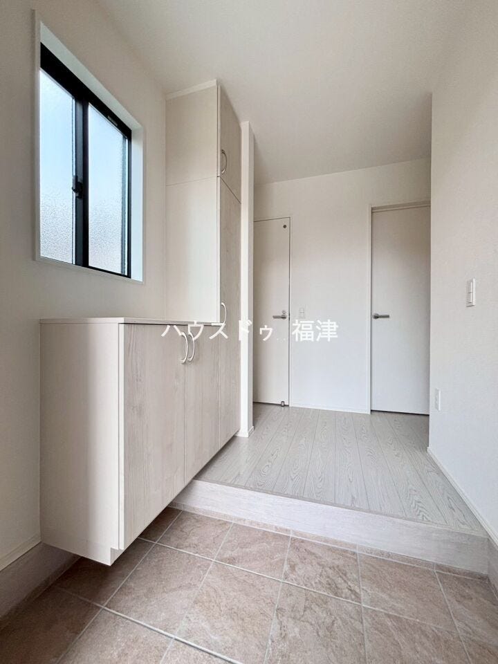 玄関には可動棚タイプのシューズボックスを完備!
高さのある靴もすっきり収納できます◎
《福津市光陽台6丁目 新築戸建》