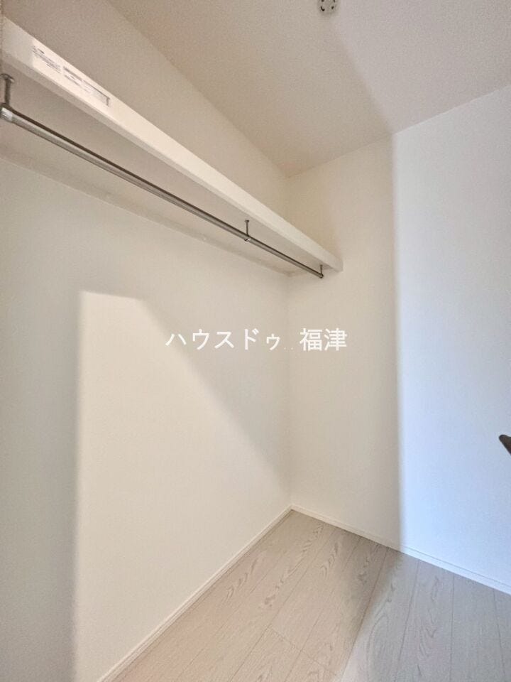 1階の廊下にファミリークローゼットを設けました!
冬にはコートなど収納しておくのも便利ですね^^
《福津市光陽台6丁目 新築戸建》