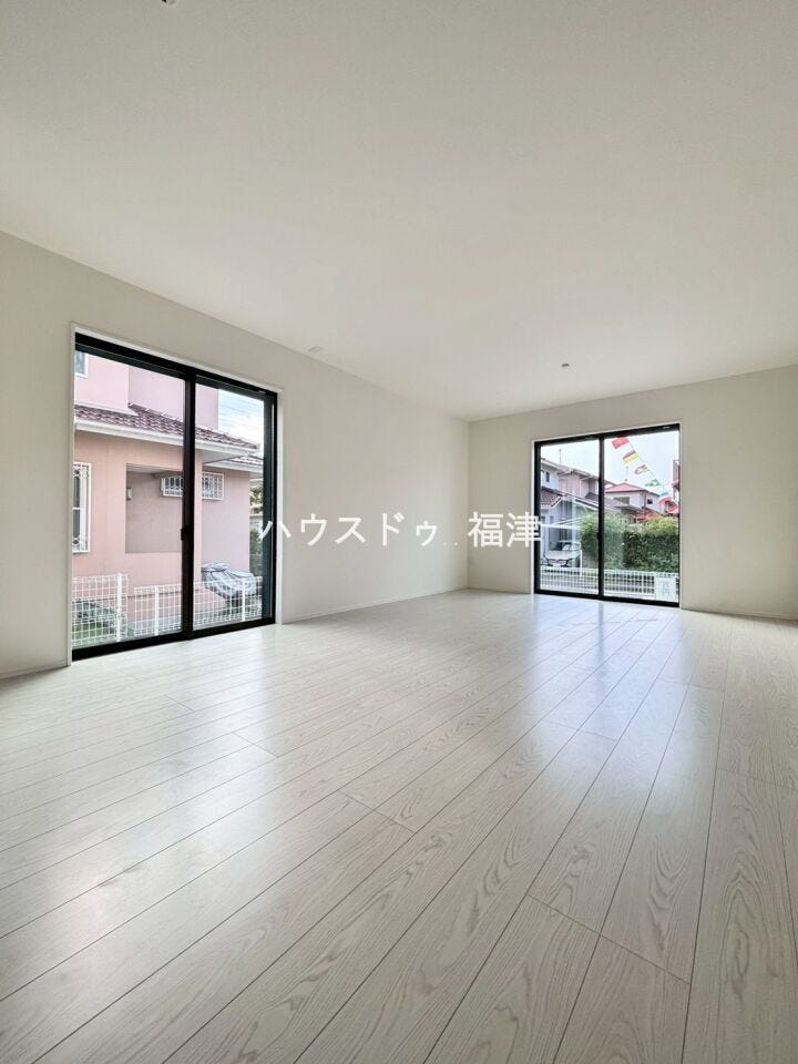 大きな窓からは気持ちのよい光が差し込みます。
明るいリビングだとご家族との会話も弾みますね!
《福津市光陽台6丁目 新築戸建》