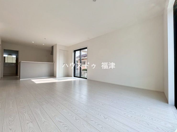 【リビング】
リビングの窓計2箇所はシャッター付き!
夏は涼しく、冬は暖かくお過ごしいただけます♪
《福津市光陽台6丁目 新築戸建》