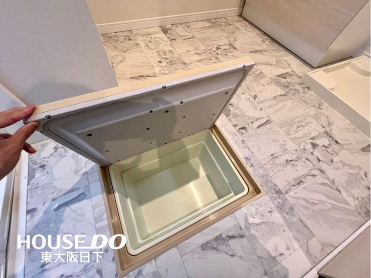 洗面所:朝の準備が楽にできる独立洗面台です。身支度やお風呂上がり、寝る前の準備などの際に嬉しい大きな鏡付きです!こちらの画像は同形状、同仕様です。