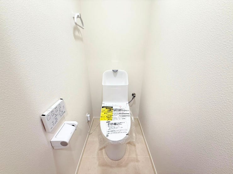 シンプルな内装と清潔感のある白いトイレ。毎日のトイレタイムは落ち着ける空間がいいですよね。トイレは新品ですので、新生活を気持ちよくスタートできますよ♪
