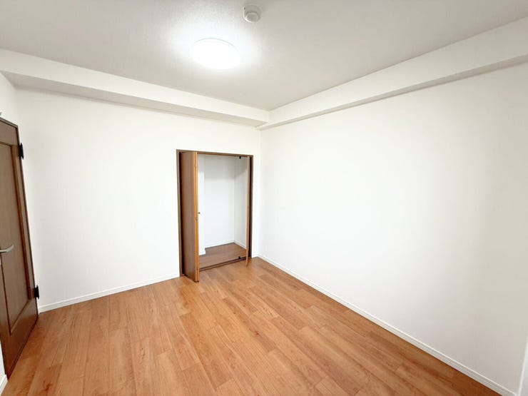 約6帖洋室。たっぷりしまえるクローゼット付で毎日のコーディネートが楽しくなります。「今日は何を着ようかな?」心をウキウキさせながら、お気に入りの服を選ぶ楽しみを。