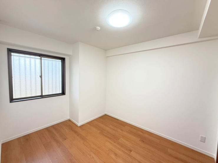 約5.5帖洋室。自分だけの個室があるって素敵ですよね。勉学に没頭したり、じっくり読書を楽しんだり、音楽にひたったり。そんな満ち足りた日々を過ごすプライベート空間を。