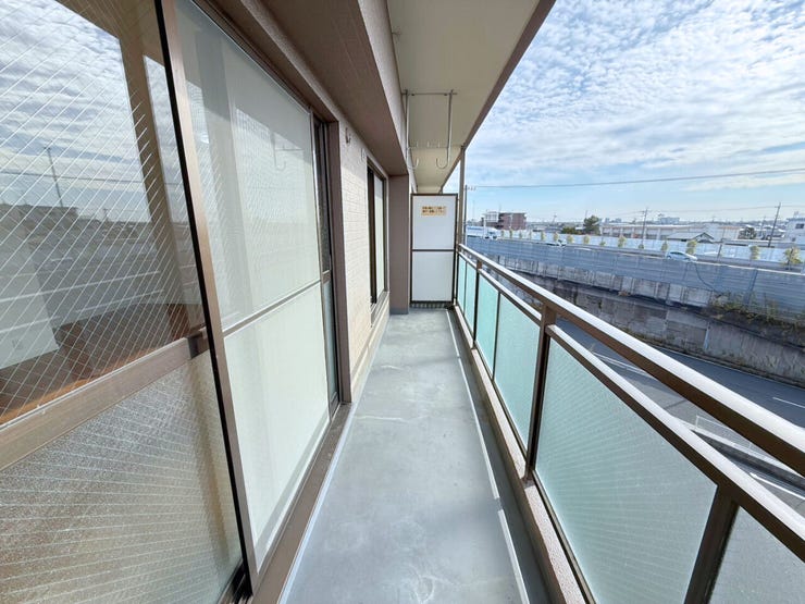 たっぷり洗濯物が干せるバルコニー。洗濯物を干す以外にも、テーブルセットを置いてティータイムを楽しんだり、ハンモックや植物を置いてリラックススペースにするなどの楽しみ方も♪