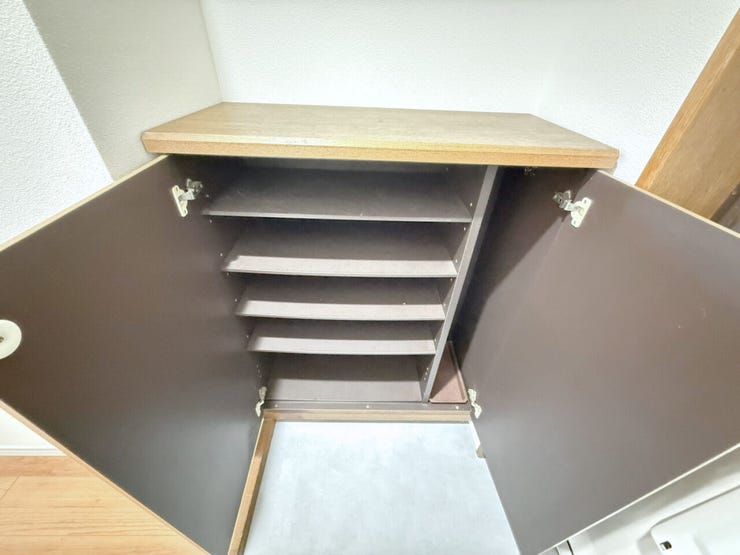 玄関収納。背の低いシューズボックスは、玄関での存在感・圧迫感が少なく天板の上も使えるスペースですので、花や観葉植物を飾れば玄関が華やかに♪また、鍵をポンとおいて外出をスマートにすることも♪