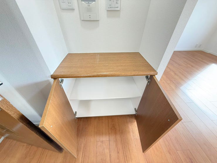 LDK内収納。あると便利な収納スペース♪棚の上にはインテリア雑貨を飾ったり、家族写真を飾ったりと物を置くことができます♪