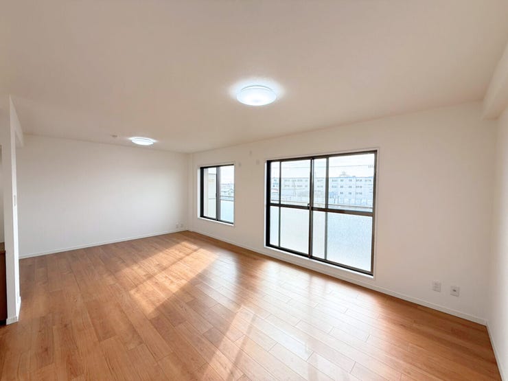 四季でコーディネートを変える楽しみを♪春には柔らかな色で明るく、夏には清涼感のある色で涼しげに、秋には落ち着きのある色でしっとりと、冬には温かみのある色を取り入れて目で見て四季を感じるリビングへ。