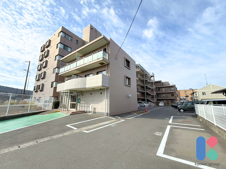 【外観】
マンション暮らし始めてみませんか?6階建てのマンション(所在階は4階)♪たくさん買い物した帰りや旅行帰りなど、荷物が多い時にあるとうれしいエレベーターあります。