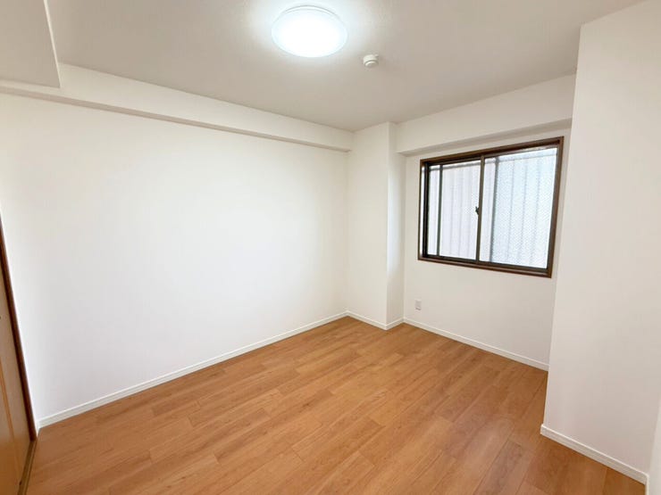 約6帖洋室、別角度。「ランプはどんなデザインにしようかな?」「ベッドのサイズはどれくらいがいいだろう?」など、自分の部屋になったらどのようにレイアウトしようかと楽しく想像してみてください。