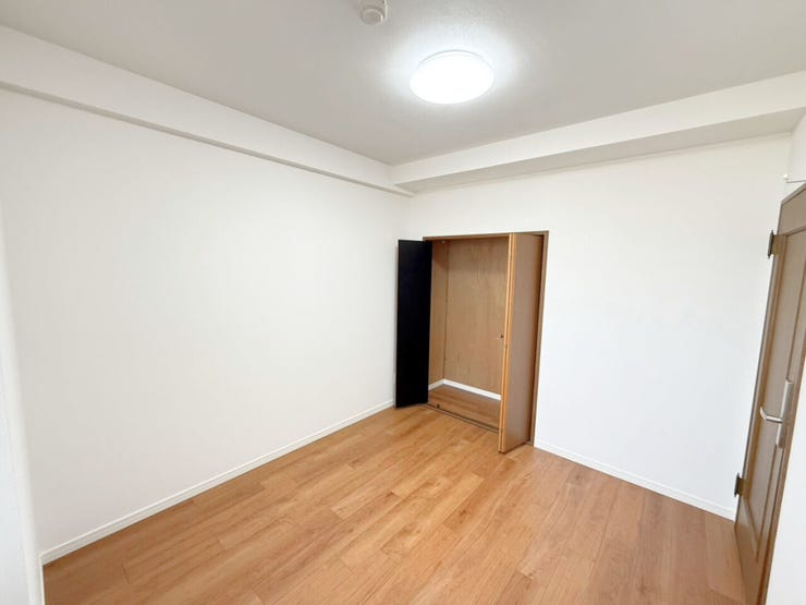 約5.5帖洋室、別角度。家具やインテリアなどを合わせやすいシンプルな内装はコーディネートの幅が広がります。自分らしさあふれる好きなものを詰め込んだ癒しのプライベート空間をつくる楽しさを。