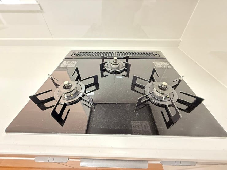 3口あるコンロは焼く、煮る、蒸すといった複数の工程を同時に進められるため、料理時間の大幅な短縮につながります♪忙しい共働き世帯や品数を多く作りたい場合に特に便利です♪