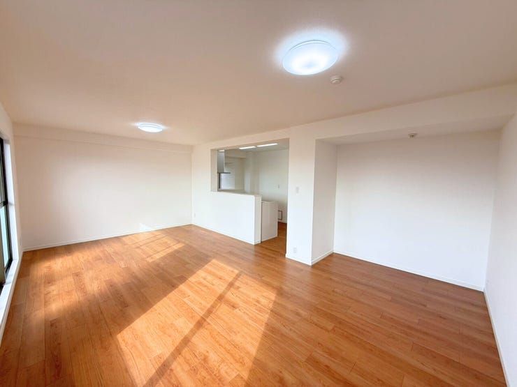 LDK約18帖♪家具やインテリアなどを合わせやすいシンプルな内装はコーディネートの幅が広がります。食事をしたり、テレビを見たり、家族とともに過ごす場所だからこそ快適で過ごしやすい空間を。