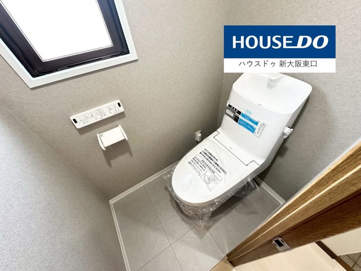 【新調】
トイレも最新型に
ウォシュレットつきです。
トイレに窓があるのは圧迫感が無くてよいですね!