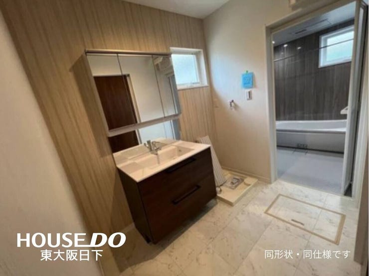 洗面所:収納力のある洗面台です。ご家族分の歯ブラシや、ママのお化粧品などがスッキリ収納できます♪洗面所にまとめて収納できるので朝の支度もスムーズに進みますね!こちらの画像は同形状・同仕様です!