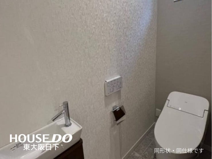 トイレ:温水洗浄便座付きのトイレです。窓があるため、自然換気が可能です♪こちらの画像は同形状・同仕様です!