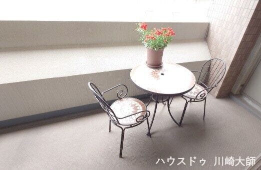 奥行のあるワイドバルコニーは季節を感じる憩いの場所に。