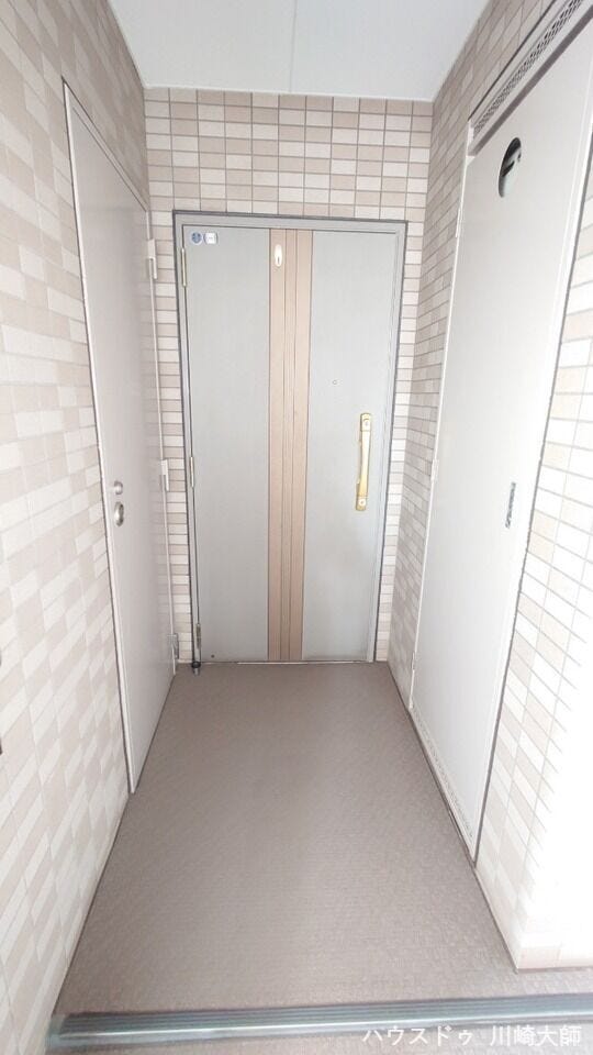 奥まった玄関ドアはプライバシーを守ります。