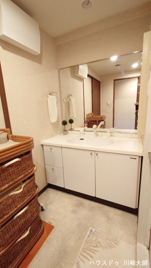 大きな一枚鏡で全体が広く見える拡張効果も。子供たちが同時に使う時も便利です。