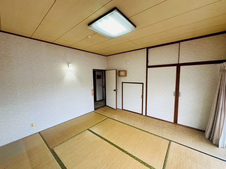 1階 和室8帖 階段下収納、押し入れ有り