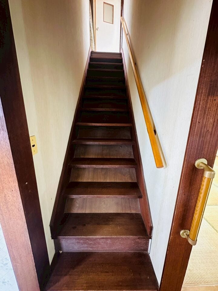 階段 手すり付きです