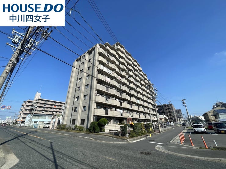【外観】
地下鉄東山線「高畑」駅徒歩36分、最寄りのバス停まで徒歩3分のマンションです。小中学校徒歩10分圏内で小さなお子様の登下校も安心です。敷地内にはプレイロットがあり安全な環境で遊ぶ事ができます。