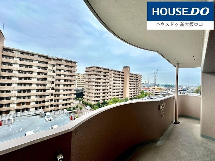 バルコニーはお部屋を囲うようにグルっと一回りしています。