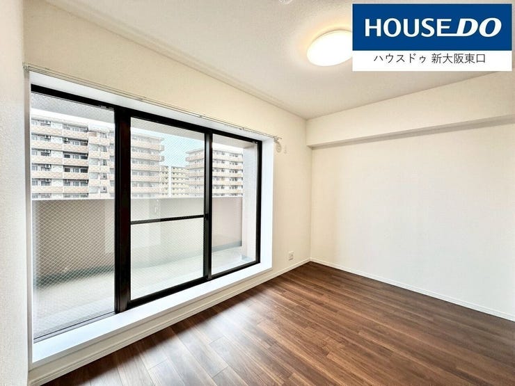 南向き洋室。
こちらも戸が三面なので、とても明るいです。