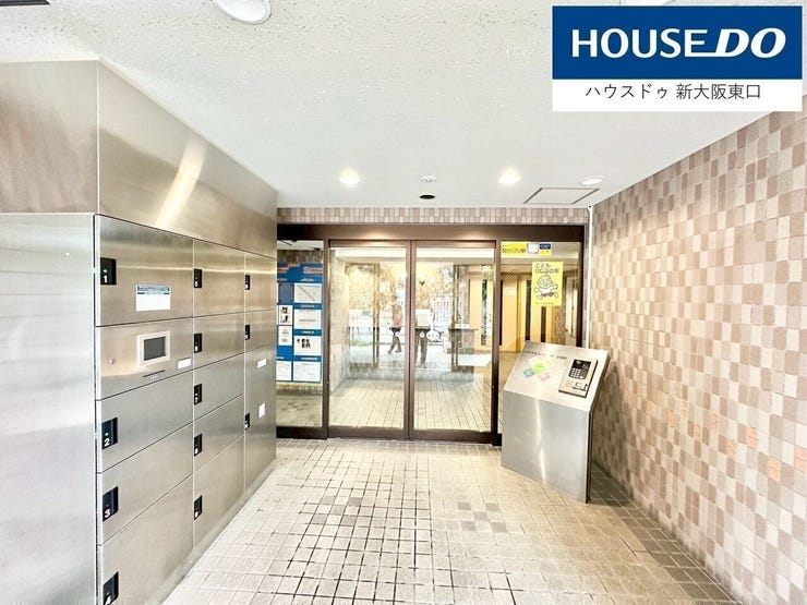 オートロックシステムでセキュリティもばっちり!
左の設備は宅配ボックスです。